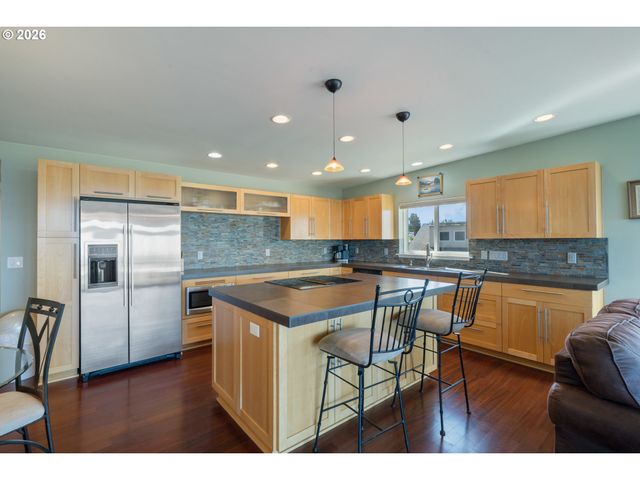 175 CRESCENT St, Oceanside, OR 97134