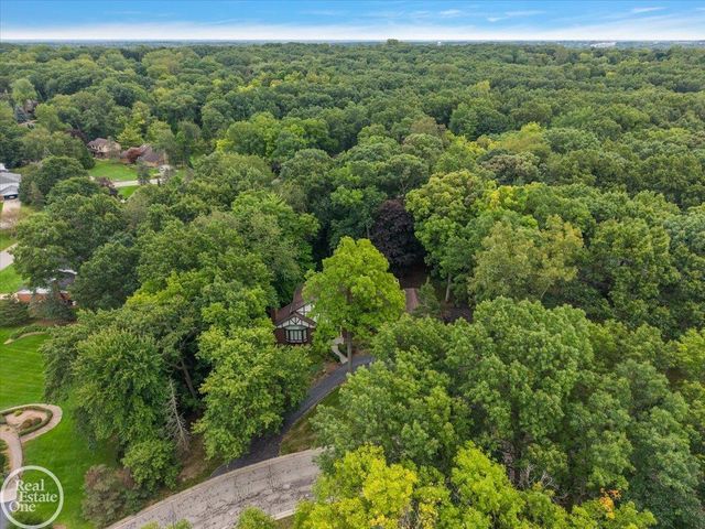 523 Ridgewood Road, Rochester, MI 48306