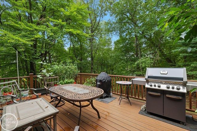523 Ridgewood Road, Rochester, MI 48306