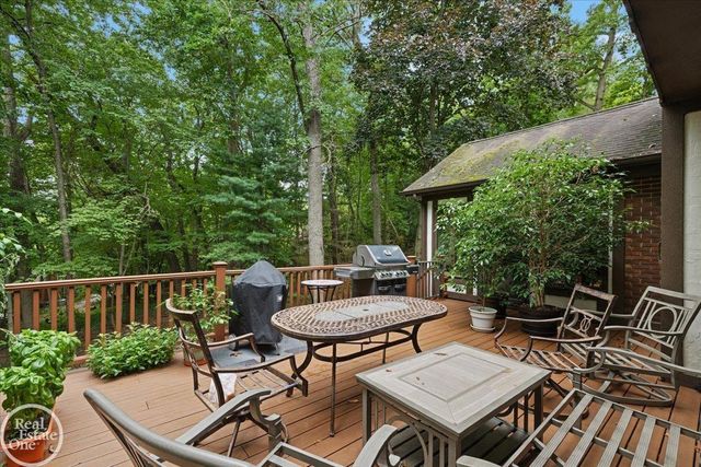 523 Ridgewood Road, Rochester, MI 48306