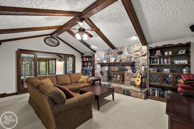 523 Ridgewood Road, Rochester, MI 48306