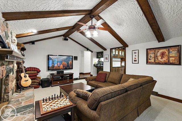 523 Ridgewood Road, Rochester, MI 48306