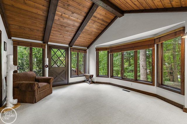 523 Ridgewood Road, Rochester, MI 48306