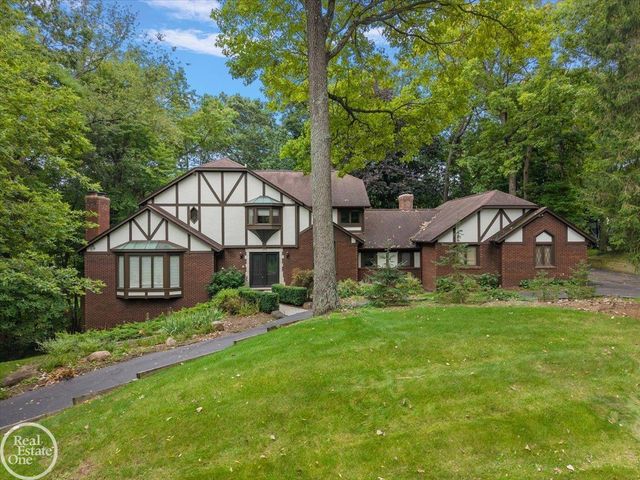 523 Ridgewood Road, Rochester, MI 48306