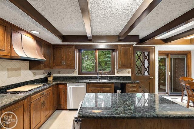 523 Ridgewood Road, Rochester, MI 48306