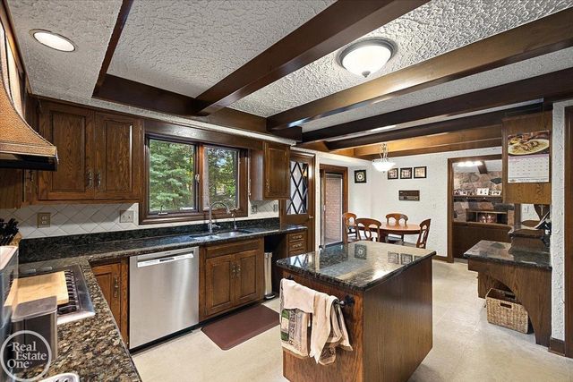 523 Ridgewood Road, Rochester, MI 48306