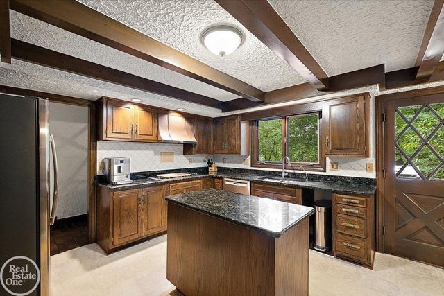 523 Ridgewood Road, Rochester, MI 48306