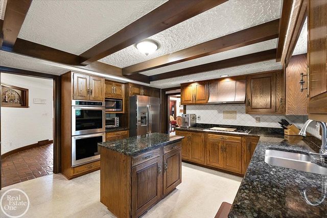 523 Ridgewood Road, Rochester, MI 48306