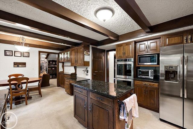 523 Ridgewood Road, Rochester, MI 48306