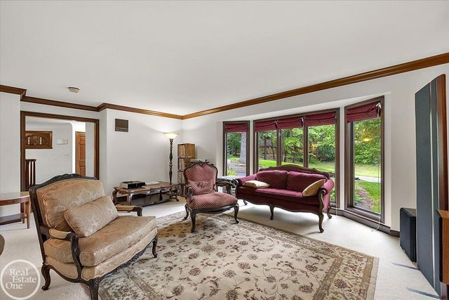 523 Ridgewood Road, Rochester, MI 48306