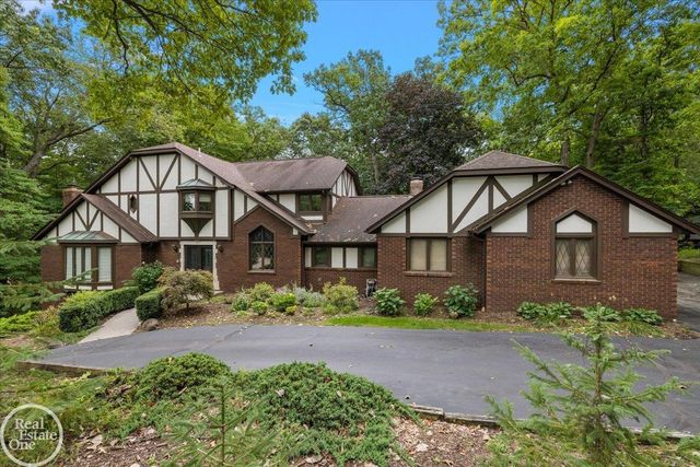 523 Ridgewood Road, Rochester, MI 48306