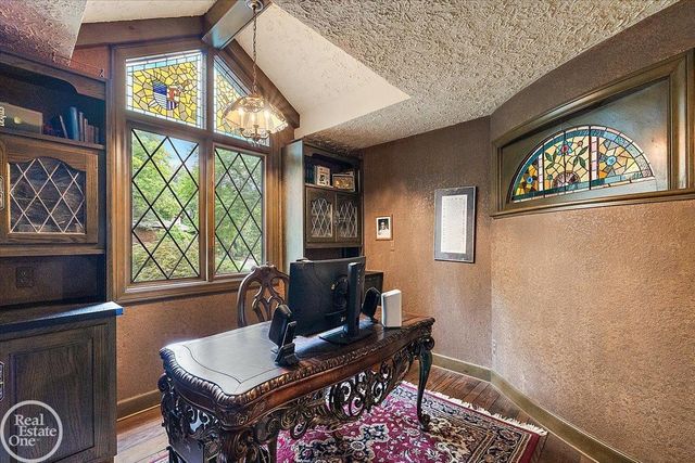 523 Ridgewood Road, Rochester, MI 48306