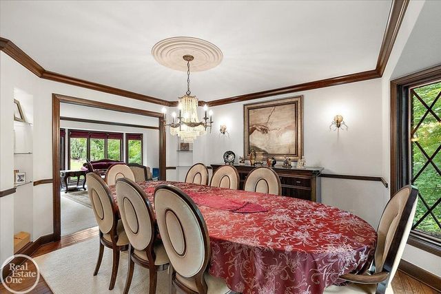 523 Ridgewood Road, Rochester, MI 48306
