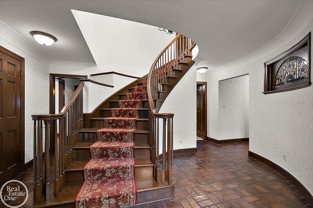 523 Ridgewood Road, Rochester, MI 48306