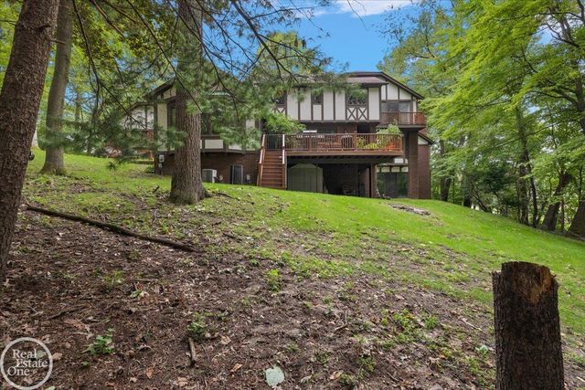 523 Ridgewood Road, Rochester, MI 48306