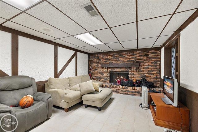 523 Ridgewood Road, Rochester, MI 48306