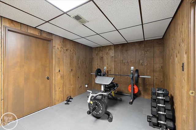 523 Ridgewood Road, Rochester, MI 48306