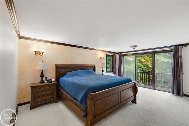 523 Ridgewood Road, Rochester, MI 48306