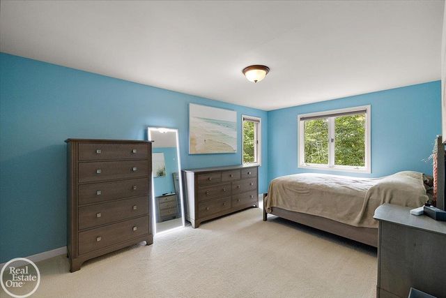 523 Ridgewood Road, Rochester, MI 48306