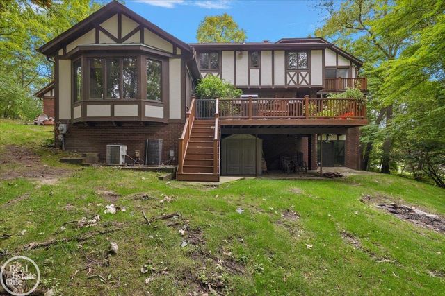523 Ridgewood Road, Rochester, MI 48306