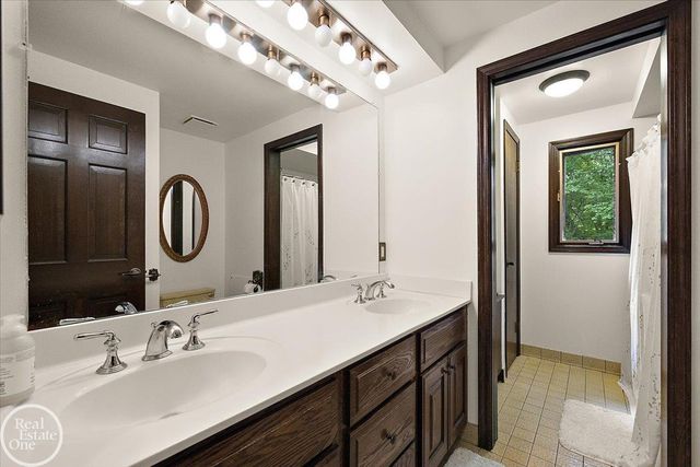 523 Ridgewood Road, Rochester, MI 48306