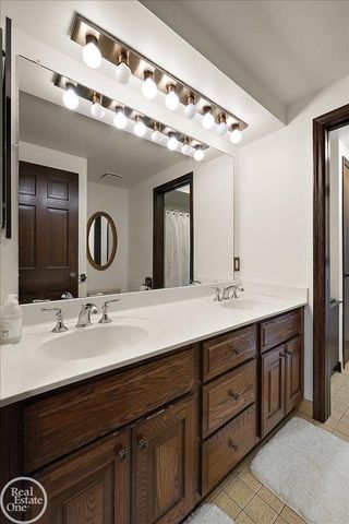 523 Ridgewood Road, Rochester, MI 48306