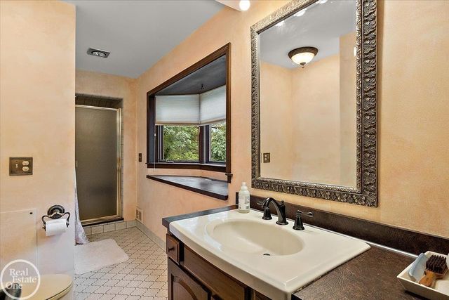 523 Ridgewood Road, Rochester, MI 48306