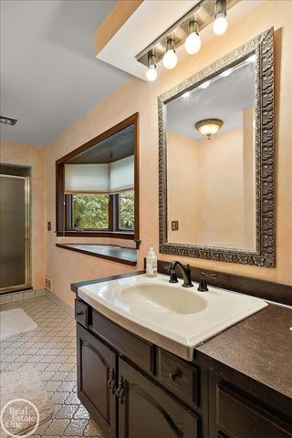 523 Ridgewood Road, Rochester, MI 48306