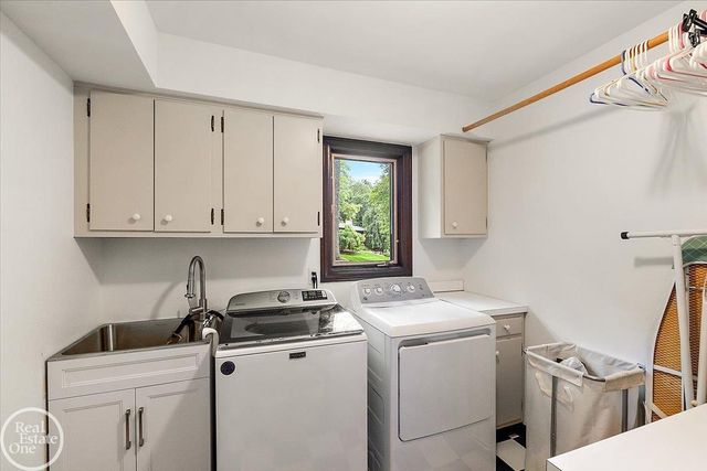 523 Ridgewood Road, Rochester, MI 48306