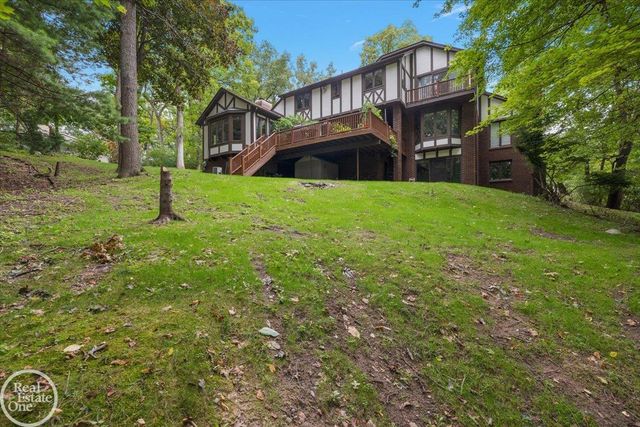523 Ridgewood Road, Rochester, MI 48306