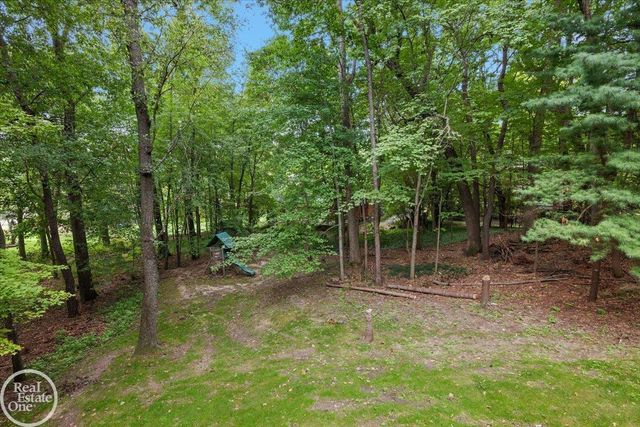 523 Ridgewood Road, Rochester, MI 48306