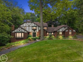 523 Ridgewood Road, Rochester, MI 48306