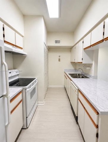 18316 NW 68th Avenue I, Hialeah, FL 33015