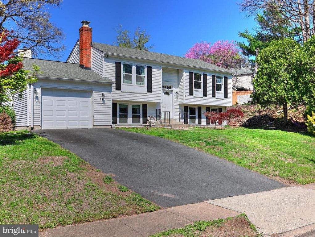 1502 HIDDENBROOK DR, Herndon, VA 20170