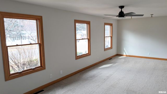 2115 SUNSET Drive, Pekin, IL 61554