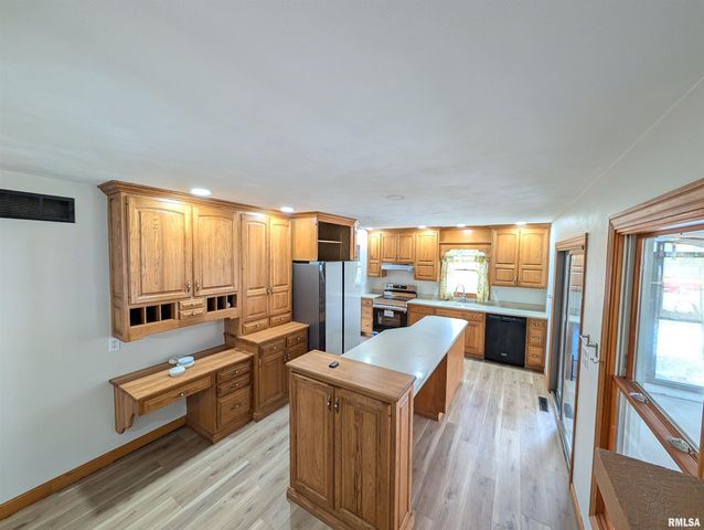 2115 SUNSET Drive, Pekin, IL 61554