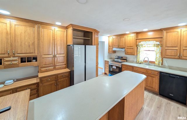 2115 SUNSET Drive, Pekin, IL 61554