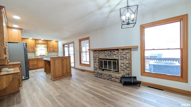 2115 SUNSET Drive, Pekin, IL 61554