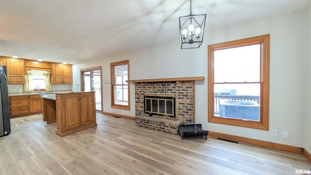 2115 SUNSET Drive, Pekin, IL 61554