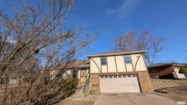 2115 SUNSET Drive, Pekin, IL 61554