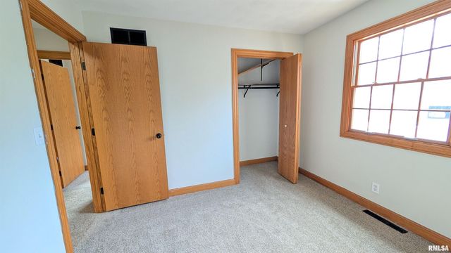 2115 SUNSET Drive, Pekin, IL 61554