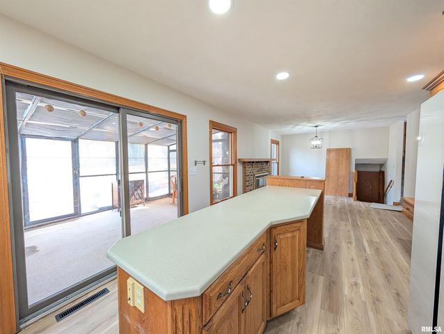 2115 SUNSET Drive, Pekin, IL 61554