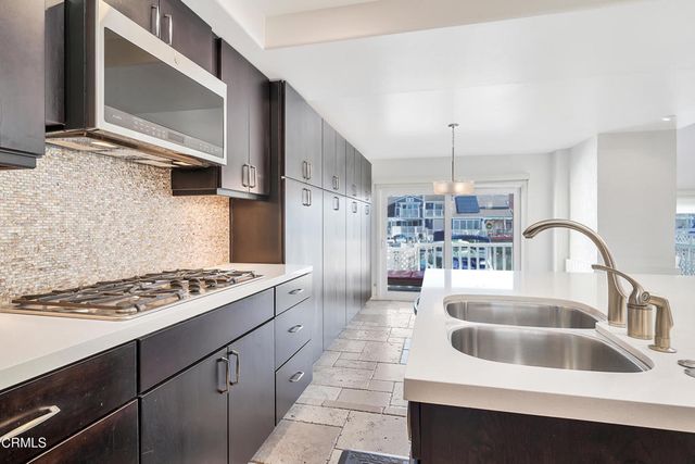 2010 Kingsbridge Way, Oxnard, CA 93035