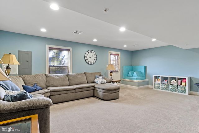 2714 BUR CT, Harrisburg, PA 17112