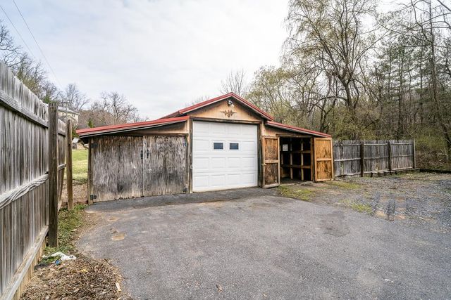 537 STRAITH ST, Staunton, VA 24401