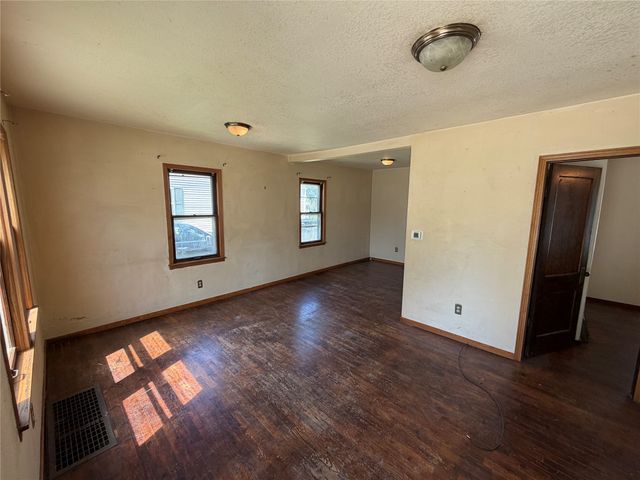 1315 E 25th Street, Des Moines, IA 50317