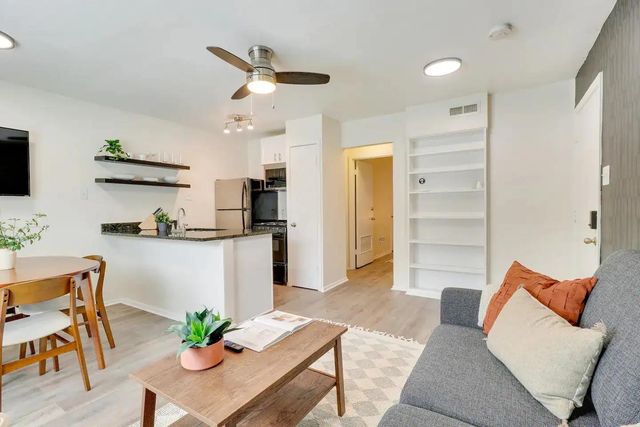 2401 Manor rd 129, Austin, TX 78722