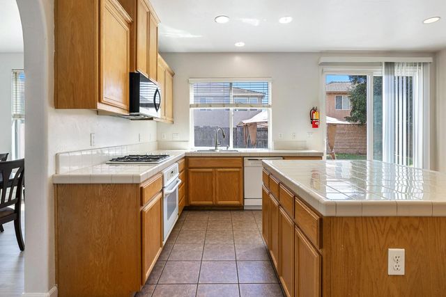 7087 E Fedora Avenue E, Fresno, CA 93737