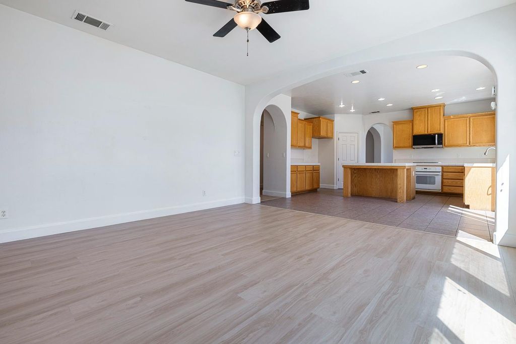 Image 14 of property listing at 7087 E Fedora Avenue E, Fresno, CA 93737