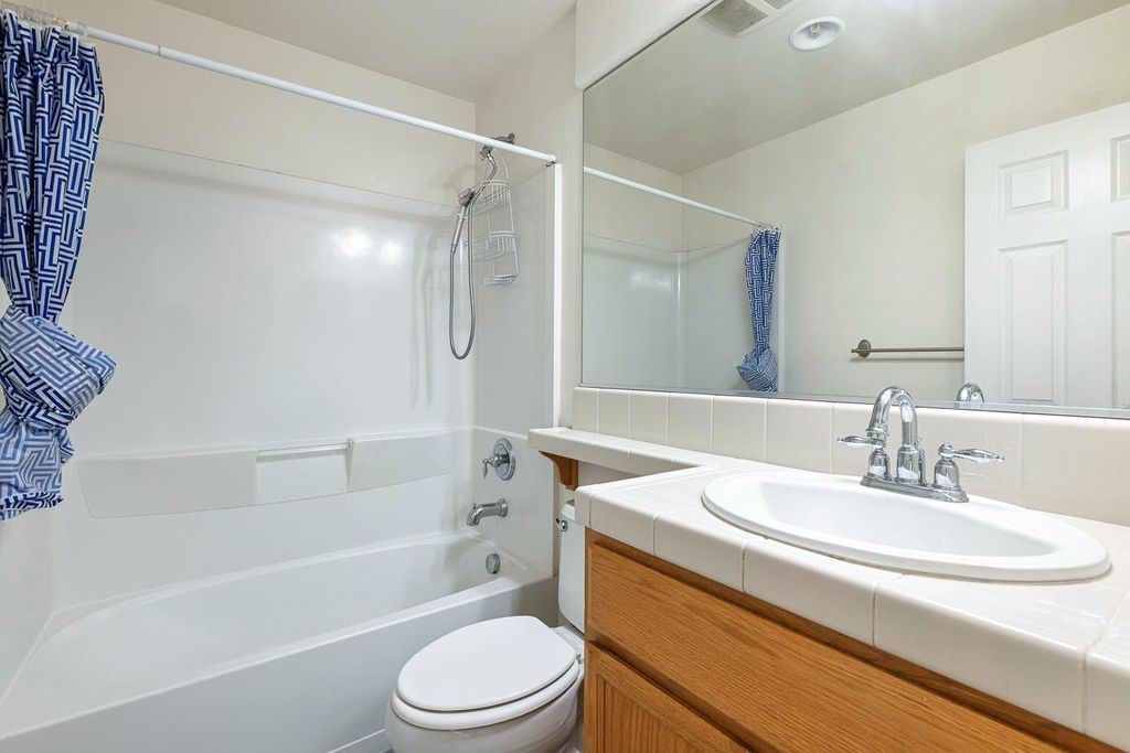 Image 25 of property listing at 7087 E Fedora Avenue E, Fresno, CA 93737